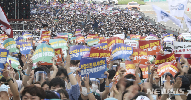 [서울=뉴시스] 최진석 기자 = 14일 서울 영등포구 여의대로에서 대한의사협회 주최로 열린 의료 4대악 정책추진 반대 전국 의사 총파업 궐기대회에 참석한 의사들이 피켓을 들고 있다. 2020.08.14. myjs@newsis.com