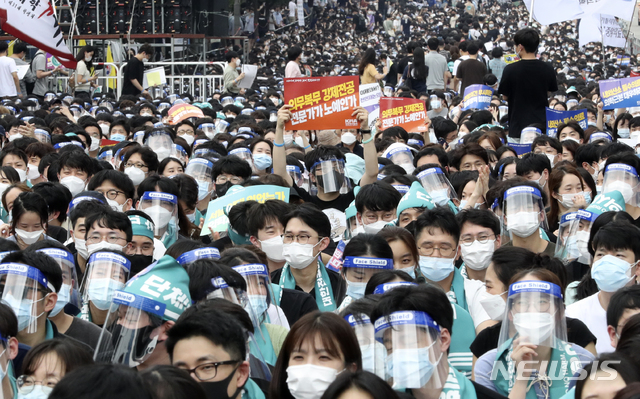 [서울=뉴시스] 최진석 기자 = 의사들이 지난달 14일 서울 영등포구 여의대로에서 대한의사협회 주최로 열린 의료 4대악 정책추진 반대 전국 의사 총파업 궐기대회에 참석해 피켓을 들고 있다. 2020.08.14. myjs@newsis.com