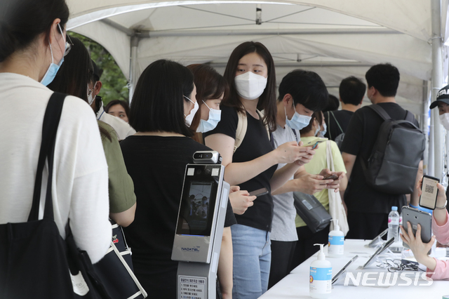 [서울=뉴시스] 최진석 기자 = 의사들이 14일 서울 영등포구 여의대로에서 대한의사협회 주최로 열린 의료 4대악 정책추진 반대 전국 의사 총파업 궐기대회에 참석하며 체온 측정을 하고 있다. 2020.08.14.&nbsp; myjs@newsis.com