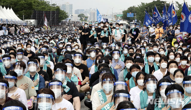 [서울=뉴시스] 최진석 기자 = 의사들이 14일 서울 영등포구 여의대로에서 대한의사협회 주최로 열린 의료 4대악 정책추진 반대 전국 의사 총파업 궐기대회에 참석해 국민의례를 하고 있다. 2020.08.14.&nbsp; myjs@newsis.com