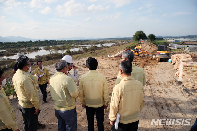 [서울=뉴시스]추상철 기자 = 조명래 환경부장관이 14일 집중호우로 피해를 입은 전남 곡성군 한 마을 복구현장을 둘러보고 있다. (사진=환경부 제공) 2020.08.14.&nbsp; photo@newsis.com