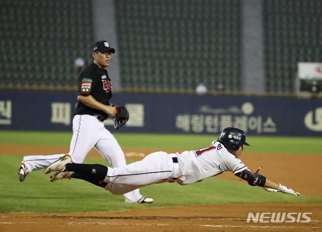 [서울=뉴시스] 조수정 기자 = 14일 오후 서울 송파구 잠실야구장에서 열린 '2020 KBO리그' kt위즈 대 두산 베어스 경기 9회말 2사 정수빈이 1루수앞 번트 안타를 날리고 1루로 슬라이딩 진루, 세이프 되고 있다. 2020.08.14. chocrystal@newsis.com