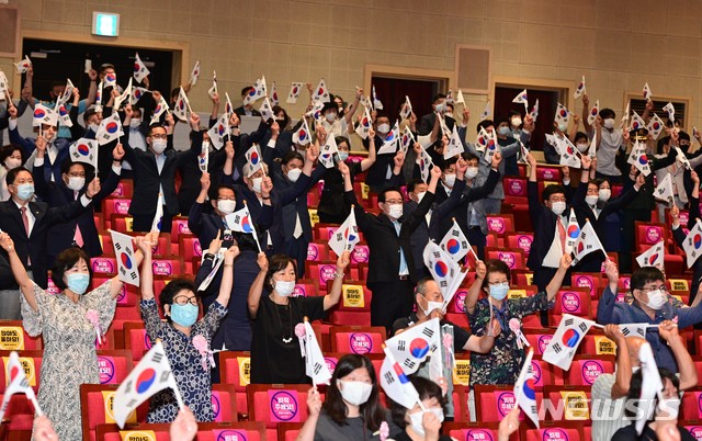 [울산=뉴시스] 구미현 기자 = 15일 울산문화예술회관 대공연장에서 열린 제75주년 광복절 경축식 행사에서 시민들이 1945년 8월15일 그날의 함성을 재현하고 있다. 2020.08.15. gorgeouskoo@newsis.com