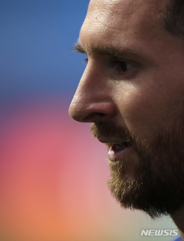 [리스본=AP/뉴시스]리오넬 메시(바르셀로나)가 14일(현지시간) 포르투갈 리스본의 이스타디우 다 루스에서 열린 유럽축구연맹(UEFA) 챔피언스리그(UCL) 바이에른 뮌헨과의 8강전 경기 에 출전하고 있다. 메시는 무득점에 그쳤으며 바르셀로나는 바이에른 뮌헨에게 전반 4골, 후반 4골을 허용하며 2-8로 대패했다. 2020.08.15.