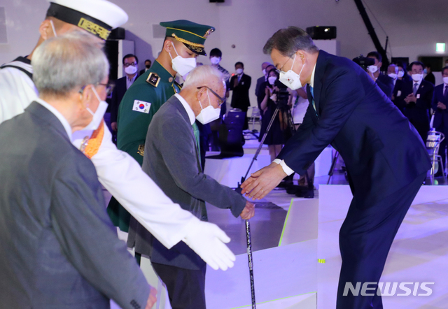 [서울=뉴시스]배훈식 기자 = 문재인 대통령이 15일 서울 중구 동대문디자인플라자에서 열린 제75주년 광복절 경축식에 참석해 생존 애국지사들을 맞이하고 있다. 2020.08.15. dahora83@newsis.com