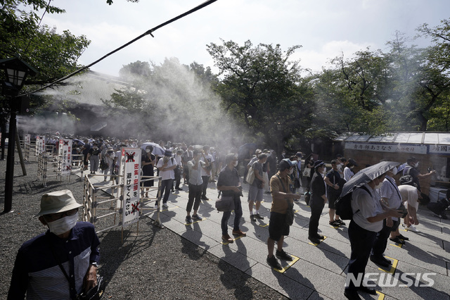 [도쿄=AP/뉴시스]태평양전쟁 패전 75주년을 맞은 15일 일본 도쿄의 야스쿠니 신사를 찾은 참배객들이 입장을 기다리고 있다. 아베 신조 일본 총리는 야스쿠니 신사에 참배하진 않았으나 공물을 바친 것으로 알려졌다. 2020.08.15.