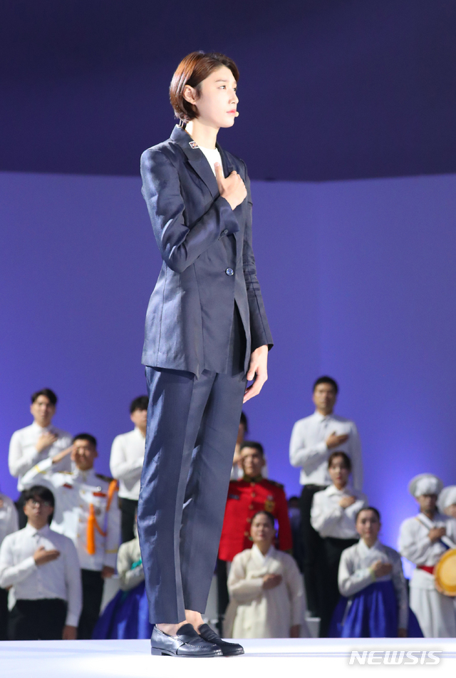 [서울=뉴시스]배훈식 기자 = 김연경 배구 선수가 15일 서울 중구 동대문디자인플라자에서 열린 제75주년 광복절 경축식에 참석해 국기에 대한 경례문을 낭독하고 있다. 2020.08.15. dahora83@newsis.com