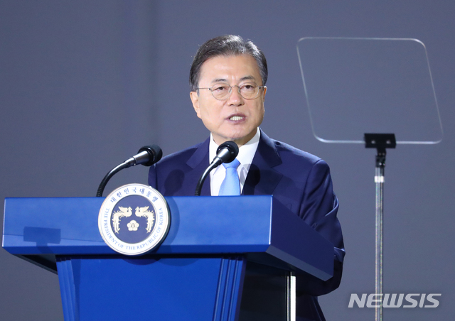 [서울=뉴시스]배훈식 기자 = 문재인 대통령이 15일 서울 중구 동대문디자인플라자에서 열린 제75주년 광복절 경축식에 참석해 경축사를 하고 있다. 2020.08.15. dahora83@newsis.com