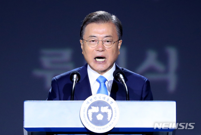 [서울=뉴시스]배훈식 기자 = 문재인 대통령이 15일 서울 중구 동대문디자인플라자에서 열린 제75주년 광복절 경축식에 참석해 경축사를 하고 있다. 2020.08.15.&nbsp; dahora83@newsis.com