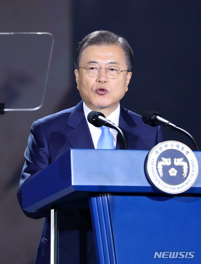 [서울=뉴시스]배훈식 기자 = 문재인 대통령이 15일 서울 중구 동대문디자인플라자에서 열린 제75주년 광복절 경축식에 참석해 경축사를 하고 있다. 2020.08.15. dahora83@newsis.com