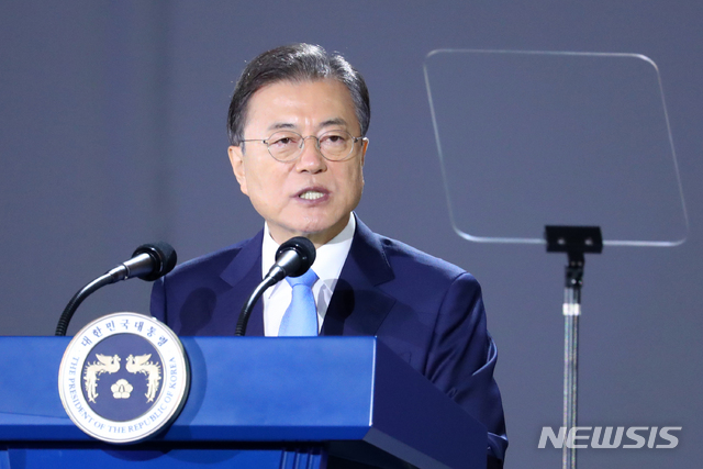 [서울=뉴시스]배훈식 기자 = 문재인 대통령이 15일 서울 중구 동대문디자인플라자에서 열린 제75주년 광복절 경축식에 참석해 경축사를 하고 있다. 2020.08.15. dahora83@newsis.com