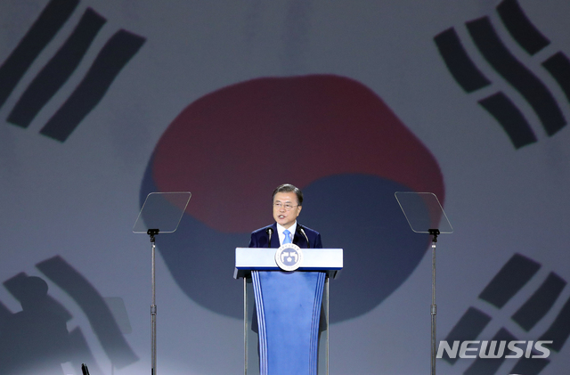 [서울=뉴시스]배훈식 기자 = 문재인 대통령이 15일 서울 중구 동대문디자인플라자에서 열린 제75주년 광복절 경축식에 참석해 경축사를 하고 있다. 2020.08.15. dahora83@newsis.com