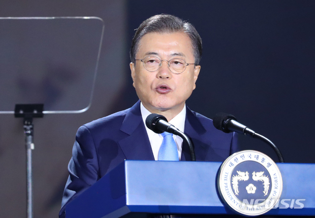 [서울=뉴시스]배훈식 기자 = 문재인 대통령이 15일 서울 중구 동대문디자인플라자에서 열린 제75주년 광복절 경축식에 참석해 경축사를 하고 있다. 2020.08.15. dahora83@newsis.com