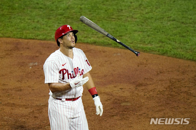 [필라델피아=AP/뉴시스] 필라델피아 필리스의 J.T. 리얼무토가 지난 8월15일(한국시간) 필라델피아의 시티즌스 뱅크 파크에서 열린 뉴욕 메츠와의 경기에서 뛰고 있다.