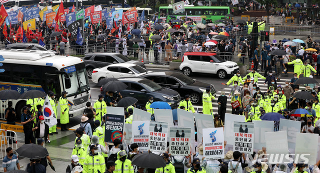 [서울=뉴시스]추상철 기자 =진보단체와 보수단체가 도로를 사이에 두고 집회를 하고 있다. 2020.08.15. scchoo@newsis.com