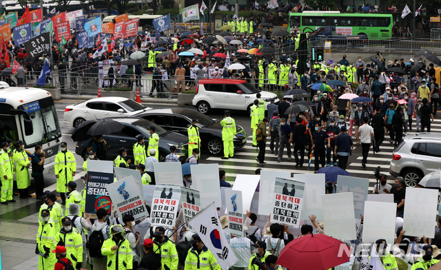 [서울=뉴시스]추상철 기자 =8·15 민족자주대회 추진위원회 회원들과 보수단체 참가자들이 지난달 15일 오전 각각 서울 종로구 세종문화회관 앞에서 한미연합군사훈련 중단 등을 촉구하는 기자회견을 여는 한편 광화문광장에서는 보수단체 참가자가 집회를 하고 있다. 2020.08.15.  scchoo@newsis.com