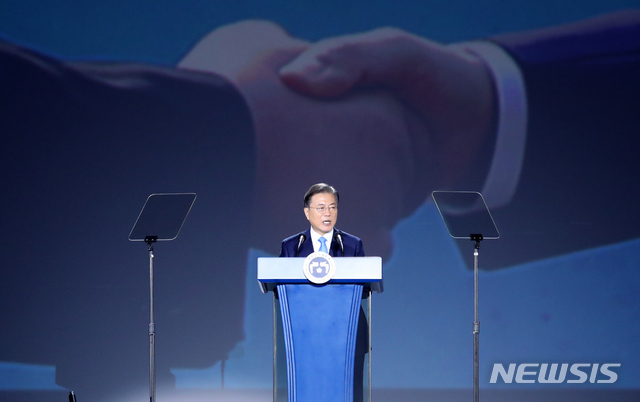 [서울=뉴시스]배훈식 기자 = 문재인 대통령이 15일 서울 중구 동대문디자인플라자에서 열린 제75주년 광복절 경축식에 참석해 경축사를 하고 있다. 2020.08.15. dahora83@newsis.com