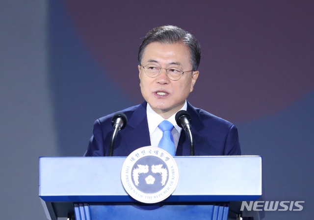 [서울=뉴시스]배훈식 기자 = 문재인 대통령이 15일 서울 중구 동대문디자인플라자에서 열린 제75주년 광복절 경축식에 참석해 경축사를 하고 있다. 2020.08.15.&nbsp; dahora83@newsis.com