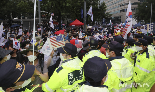 [서울=뉴시스] 최진석 기자 = 지난 8월15일 오후 서울 종로구 동화면세점 앞에서 자유연대와 대한민국바로세우기 국민운동본부 주최로 '문재인 퇴진 8.15 국민대회'가 열리고 있다. 2020.08.15. myjs@newsis.com