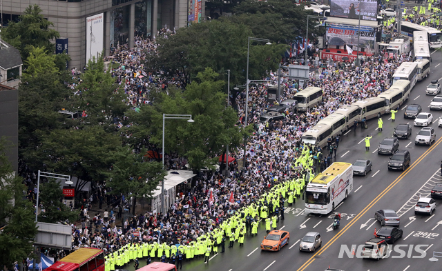 [서울=뉴시스] 최진석 기자 = 15일 오후 서울 종로구 동화면세점 앞에서 대한민국바로세우기 국민운동본부·자유연대 주최로 '문재인 퇴진 8.15 국민대회'가 열리고 있다. 2020.08.15.   myjs@newsis.com