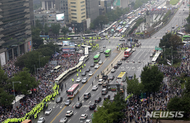[서울=뉴시스] 최진석 기자 = 15일 오후 서울 종로구 동화면세점 앞에서 대한민국바로세우기 국민운동본부·자유연대 주최로 '문재인 퇴진 8.15 국민대회'가 열리고 있다. 2020.08.15.&nbsp; myjs@newsis.com