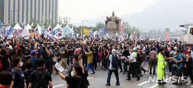 [서울=뉴시스]추상철 기자 =보수단체 집회 참가자들이 지난 15일 오전 서울 종로구 광화문광장에서 8·15 국민대회 집회중 경찰이 세워놓은 바리게이트를 넘어 도로로 나오고 있다. 2020.08.15.    scchoo@newsis.com