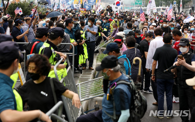 [서울=뉴시스]추상철 기자 =보수단체 집회 참가자들이 지난 15일 오전 서울 종로구 광화문광장에서 8·15 국민대회 집회 중 경찰이 세워놓은 바리게이트를 넘어 도로로 나오고 있다. 2020.08.15.  scchoo@newsis.com