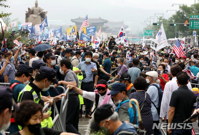 [서울=뉴시스]추상철 기자 =보수단체 집회 참가자들이 지난 15일 오전 서울 종로구 광화문광장에서 8·15 국민대회 집회중 경찰이 세워놓은 바리게이트를 넘어 도로로 나오고 있다. 2020.08.15.  scchoo@newsis.com