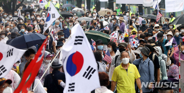 [서울=뉴시스]추상철 기자 =보수단체 집회 참가자들이 지난 15일 오전 서울 종로구 광화문광장 인근에서 8·15 국민대회 집회에 참가하기 위해 집결하고 있다. 2020.08.15. scchoo@newsis.com