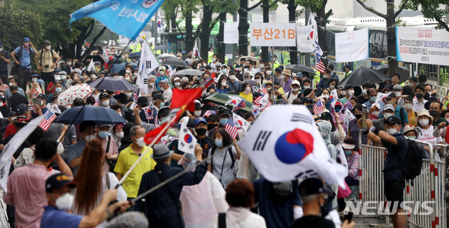 [서울=뉴시스]추상철 기자 =보수단체 집회 참가자들이 15일 오전 서울 종로구 광화문광장 인근에서 8·15 국민대회 집회에 참가하기 위해 집결하고 있다. 2020.08.15. scchoo@newsis.com