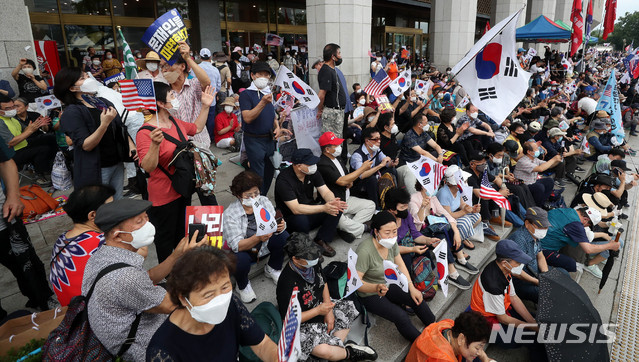 [서울=뉴시스]추상철 기자 =보수단체 집회 참가자들이 15일 오전 서울 종로구 광화문광장에서 8·15 국민대회 집회를 위해 집결해 있다. 2020.08.15.  scchoo@newsis.com