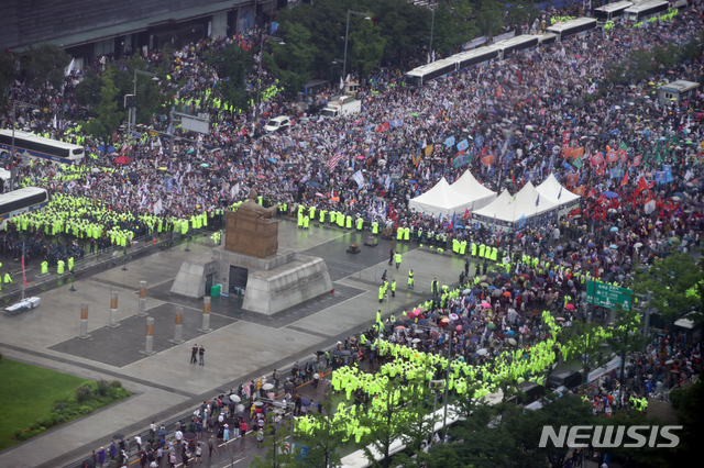 [서울=뉴시스]김명원 기자 = 보수단체들이 15일 서울 종로구 광화문 광장 주변에 대규모 집회를 이어가고 있다. 2020.08.15. kmx1105@newsis.com