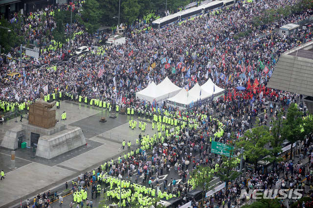 [서울=뉴시스]김명원 기자 = 보수단체들이 15일 서울 종로구 광화문 광장 주변에 대규모 집회를 이어가고 있다. 2020.08.15.&nbsp; kmx1105@newsis.com