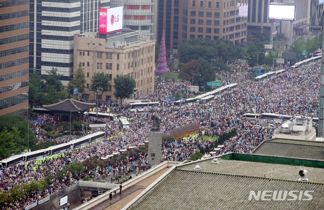 [서울=뉴시스]김명원 기자 = 보수단체들이 지난 15일 서울 종로구 광화문 광장 주변에 모여 8·15 대규모 집회를 이어가고 있다. 2020.08.15. kmx1105@newsis.com