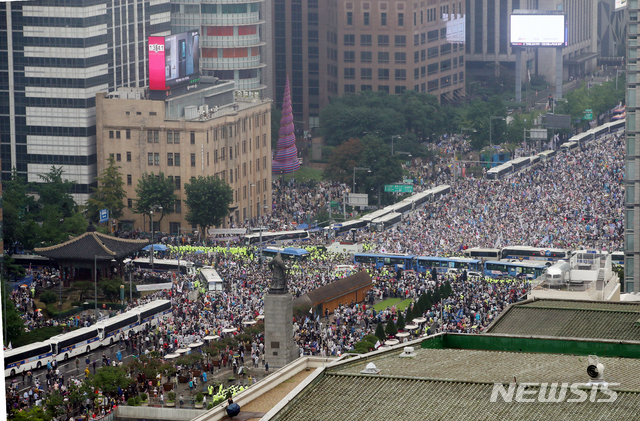 [서울=뉴시스]김명원 기자 = 보수단체들이 15일 서울 종로구 광화문 광장 주변에 대규모 집회를 이어가고 있다. 2020.08.15. kmx1105@newsis.com