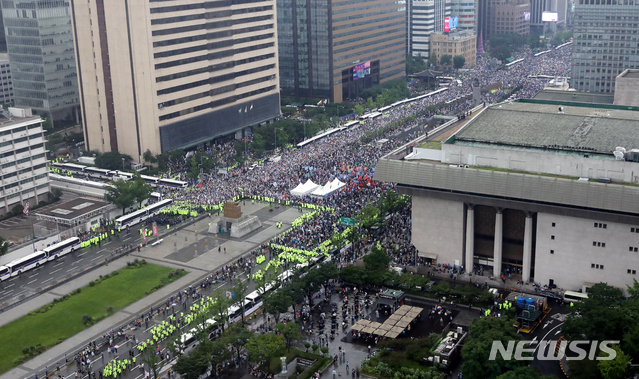 [서울=뉴시스]김명원 기자 = 보수단체들이 15일 서울 종로구 광화문 광장 주변에 대규모 집회를 이어가고 있다. 2020.08.15.&nbsp; kmx1105@newsis.com