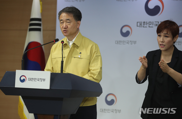 [서울=뉴시스]김명원 기자 = 박능후 중앙재난안전대책본부(중대본) 1차창(보건복지부 장관)이 15일 서울 종로구 정부서울청사 합동브리핑실에서 중대본 회의 결과를 브리핑하고 있다. 이날 중대본은 신종 코로나바이러스 감염증(코로나19) 신규 확진자 수가 급격히 늘어난 것과 관련해 사회적 거리두기 2단계 격상했다. 2020.08.15.&nbsp; kmx1105@newsis.com