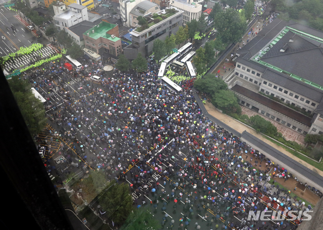 [서울=뉴시스]김명원 기자 = 보수단체들이 15일 서울 종로구 광화문 광장 열린  8·15 대규모 집회에 참가한 가운데 집회를 마친후 경찰 저지선을 뚫고 사직로에서 청와대로 가는길로 몰려와 경찰들과 대치하고 있다. 2020.08.15. kmx1105@newsis.com