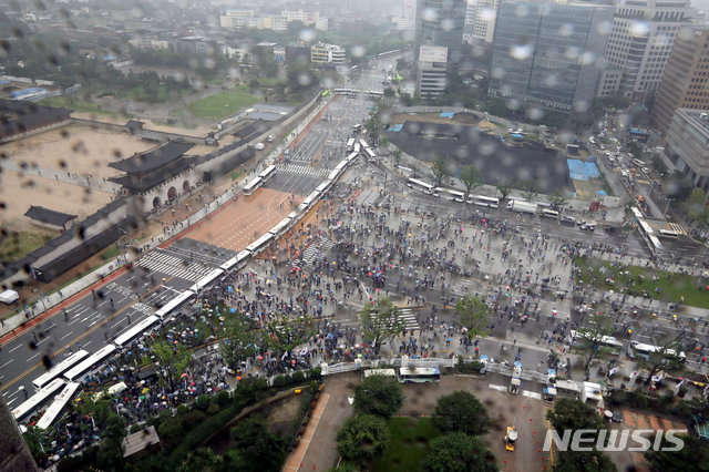 [서울=뉴시스]김명원 기자 = 보수단체들이 15일 서울 종로구 광화문 광장 열린 8·15 대규모 집회에 참가한 가운데 경찰 저지선을 뚫고 광화문으로 이동하고 있다. 2020.08.15.&nbsp; kmx1105@newsis.com