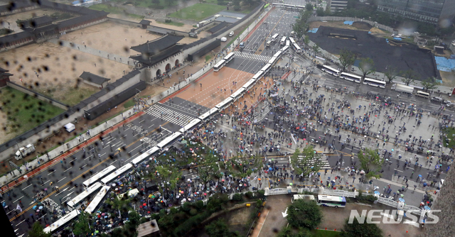 [서울=뉴시스]김명원 기자 = 보수단체들이 15일 서울 종로구 광화문 광장 열린 8·15 대규모 집회에 참가한 가운데 경찰 저지선을 뚫고 광화문으로 이동하고 있다. 2020.08.15.&nbsp; kmx1105@newsis.com