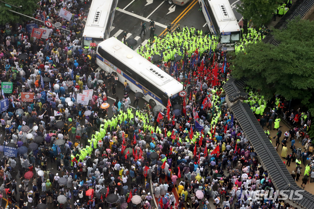 [서울=뉴시스]김명원 기자 = 보수단체들이 15일 서울 종로구 광화문 광장 열린 8·15 대규모 집회에 참가한 가운데 집회를 마친후 경찰 저지선을 뚫고 사직로에서 청와대로 가는길로 몰려와 경찰들과 대치하고 있다. 2020.08.15.&nbsp; kmx1105@newsis.com