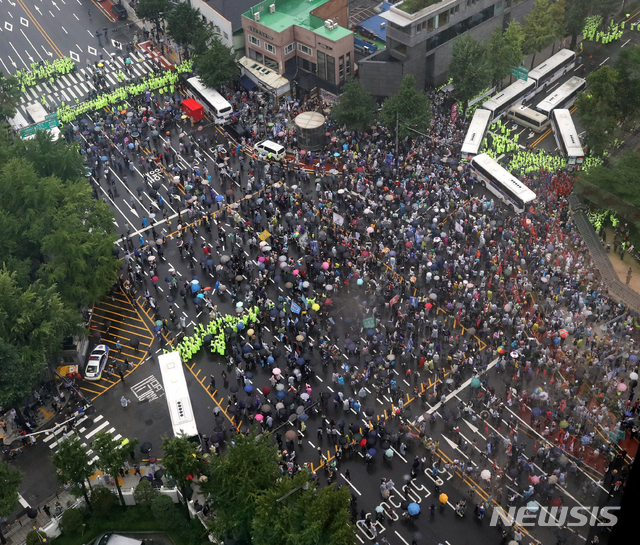 [서울=뉴시스]김명원 기자 = 보수단체들이 15일 서울 종로구 광화문 광장 열린  8·15 대규모 집회에 참가한 가운데 집회를 마친후 경찰 저지선을 뚫고 사직로에서 청와대로 가는길로 몰려와 경찰들과 대치하고 있다. 2020.08.15. kmx1105@newsis.com