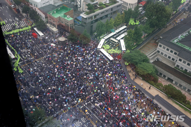 [서울=뉴시스]김명원 기자 = 보수단체들이 15일 서울 종로구 광화문 광장 열린 8·15 대규모 집회에 참가한 가운데 집회를 마친후 경찰 저지선을 뚫고 사직로에서 청와대로 가는길로 몰려와 경찰들과 대치하고 있다. 2020.08.15.&nbsp; kmx1105@newsis.com