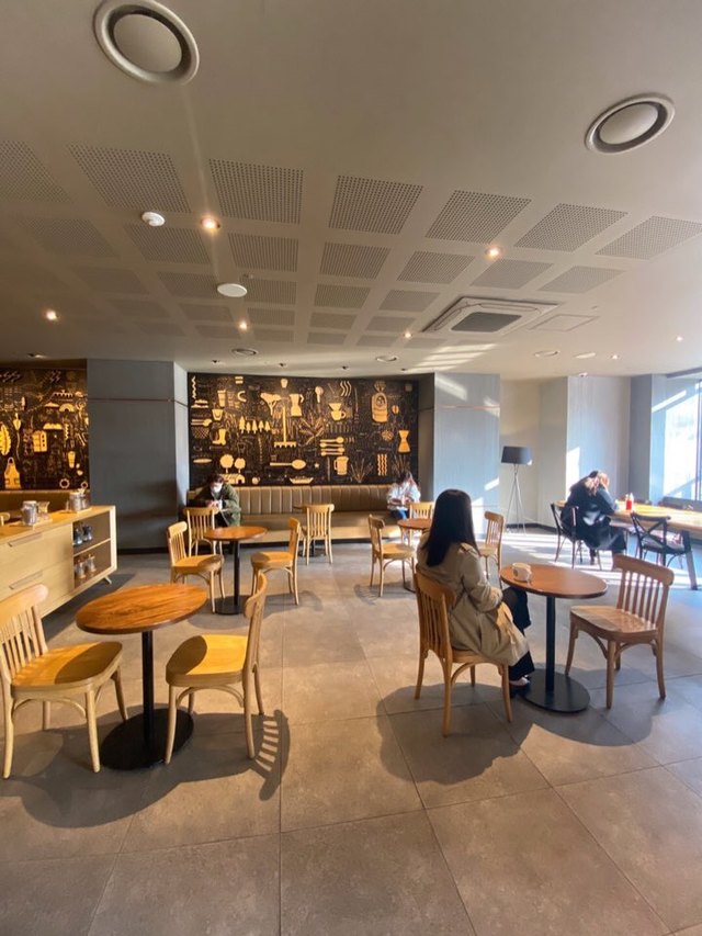 [서울=뉴시스] 테이블과 의자를 30% 이상 줄인 스타벅스 내부.