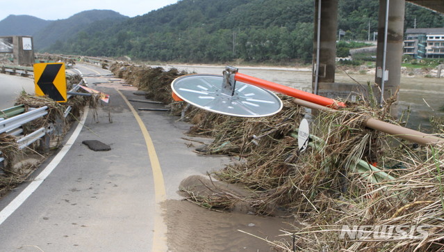 [춘천=뉴시스] 한윤식 기자 = 지루했던 장마가 물러난 지난해 8월16일 오후 집중폭우로 유실됐던 강원 춘천시 남산면 강촌유원지 북한강 자전거 도로가 흉물스러운 모습을 드러냈다. 2020.08.16.ysh@newsis.com