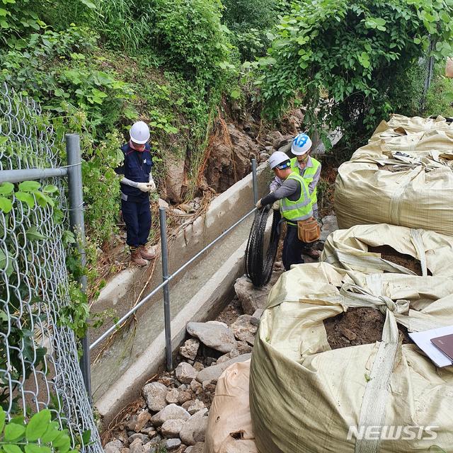 [세종=뉴시스] 야생 멧돼지 아프리카돼지열병(ASF) 확산을 방지하기 위해 강원 철원군 지역에 설치된 광역울타리를 점검하고 보강하는 모습. (사진=아프리카돼지열병 중앙사고수습본부 제공). 2020.08.17.&nbsp; photo@newsis.com 