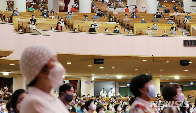 [서울=뉴시스] 박주성 기자 = 서울시가 15일부터 모든 종교시설에 방역수칙 준수와 집합제한 행정명령을 내린 가운데 16일 오전 서울 영등포구 여의도순복음교회에서 신도들이 거리두기를 준수하며 예배를 보고 있다. 행정명령 대상은 교회 6,989개소, 사찰 286개소, 성당 232개소, 원불교 교당 53개소 등 서울시에 있는 모든 종교시설 7,560개소이며, 이들 시설에서는 법회와 미사 등 정규예배를 제외한 대면 모임과 행사 등이 금지되고, 음식이나 단체 식사도 제공해선 안된다. 2020.08.16. park7691@newsis.com