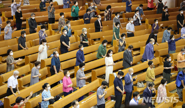 [서울=뉴시스] 박주성 기자 = 서울시가 15일부터 모든 종교시설에 방역수칙 준수와 집합제한 행정명령을 내린 가운데 16일 오전 서울 영등포구 여의도순복음교회에서 신도들이 거리두기를 준수하며 예배를 보고 있다. 행정명령 대상은 교회 6,989개소, 사찰 286개소, 성당 232개소, 원불교 교당 53개소 등 서울시에 있는 모든 종교시설 7,560개소이며, 이들 시설에서는 법회와 미사 등 정규예배를 제외한 대면 모임과 행사 등이 금지되고, 음식이나 단체 식사도 제공해선 안된다. 2020.08.16. park7691@newsis.com