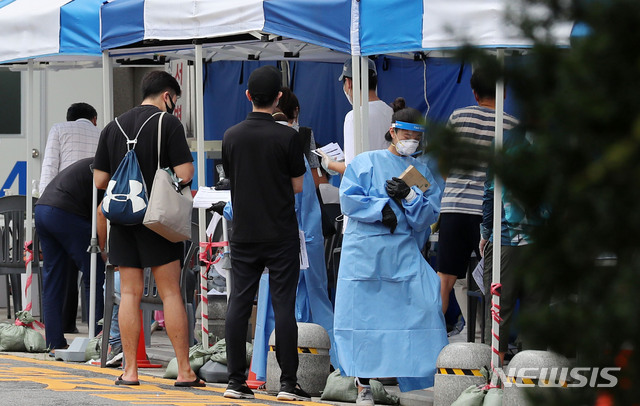 [서울=뉴시스] 박주성 기자 = 코로나19 확진자가 증가하고 있는 가운데 16일 오전 서울 동대문구청에 마련된 선별진료소에 주민들이 검사를 받고 있다. 2020.08.16. park7691@newsis.com