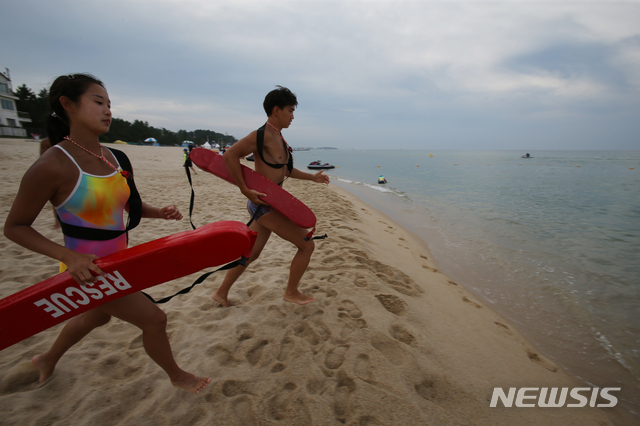 [강릉=뉴시스] 김경목 기자 = 16일 오후 ㈔수상인명구조단 구조요원들이 강원 강릉시 경포해수욕장에서 안전활동 근무 중 위험한 상황에 빠진 피서객을 구조하기 위해 달려가고 있다. 2020.08.16.&nbsp; photo31＠newsis.com
